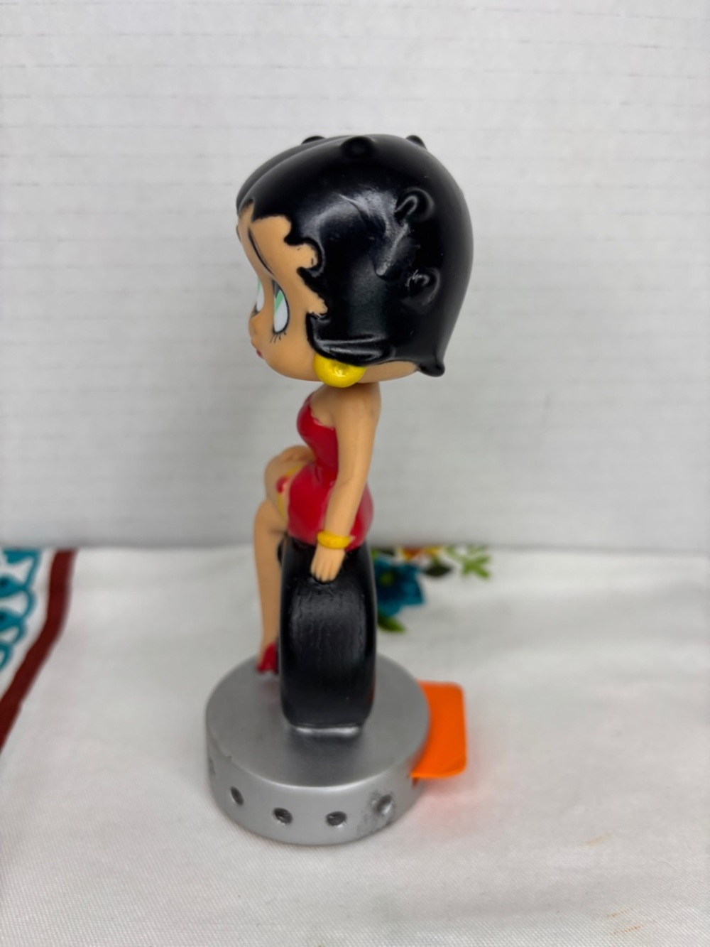 2006 Funko Wacky Wobbler Betty Boop Sitting On Tire Bobblehead Plastic Statue - Picture 3 of 10